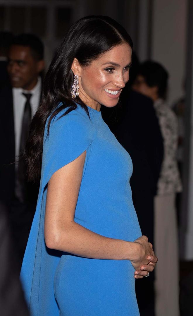 Meghan Markle, con un vestido azul de Safiyaa