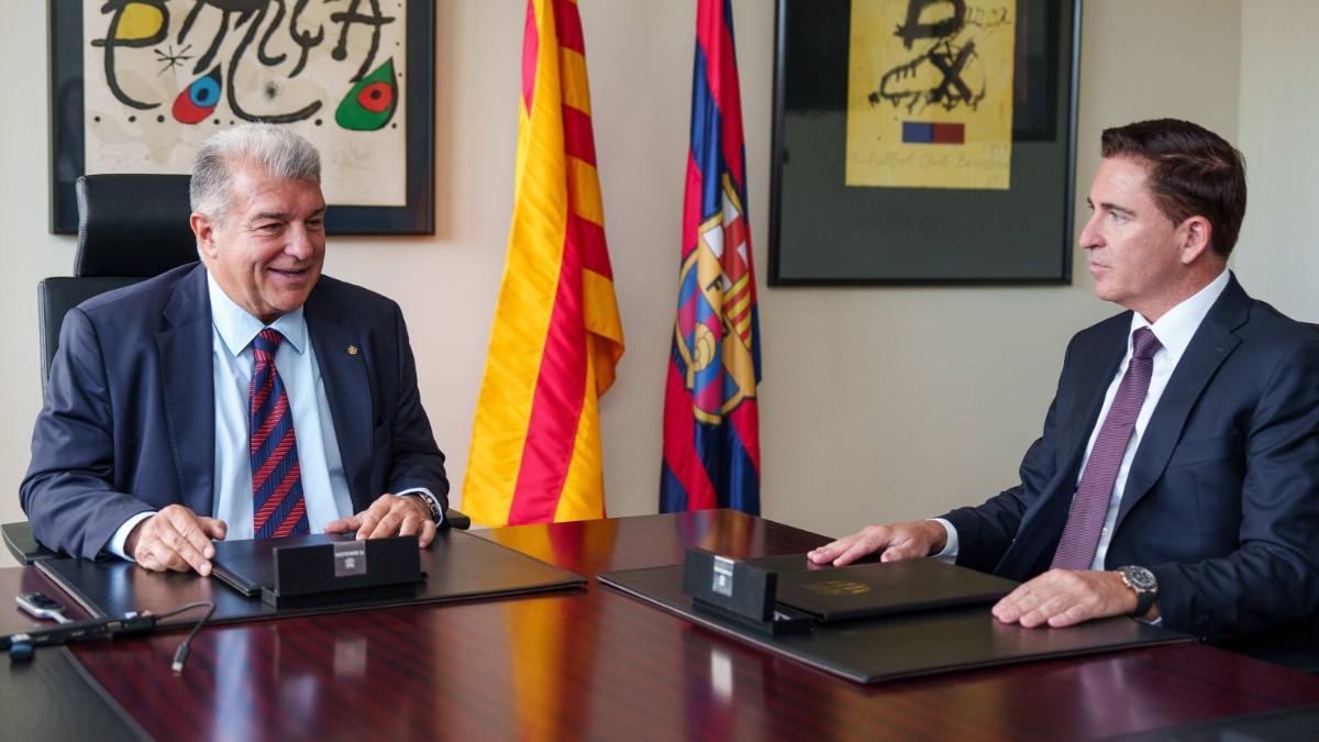 Joan Laporta y Xavi Pascual, durante la firma de contrato del entrenador azulgrana