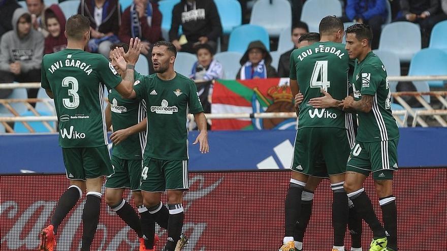 Los jugadores del Betis celebran uno de los cuatro goles que marcaron en Anoeta / Real Betis