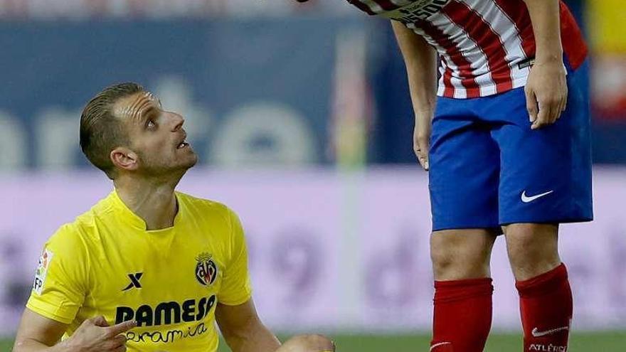 Koke discute con Soldado en un momento del partido.