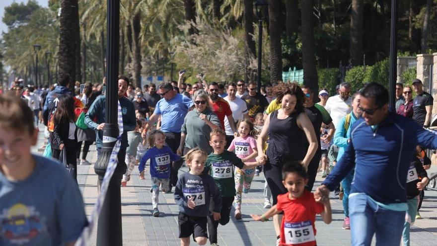 La Corre Papá desborda el paseo del Voramar con más de 500 participantes en Benicàssim