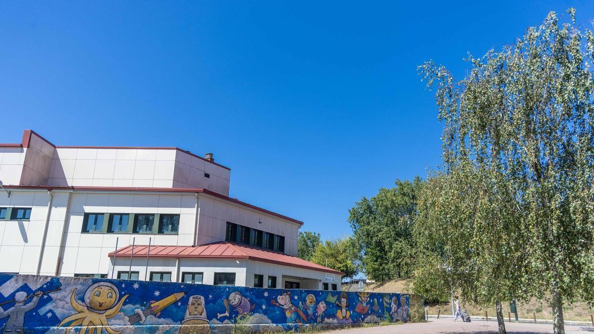 Exteriores del CEIP Cardeal Quiroga Palacios de Santiago.