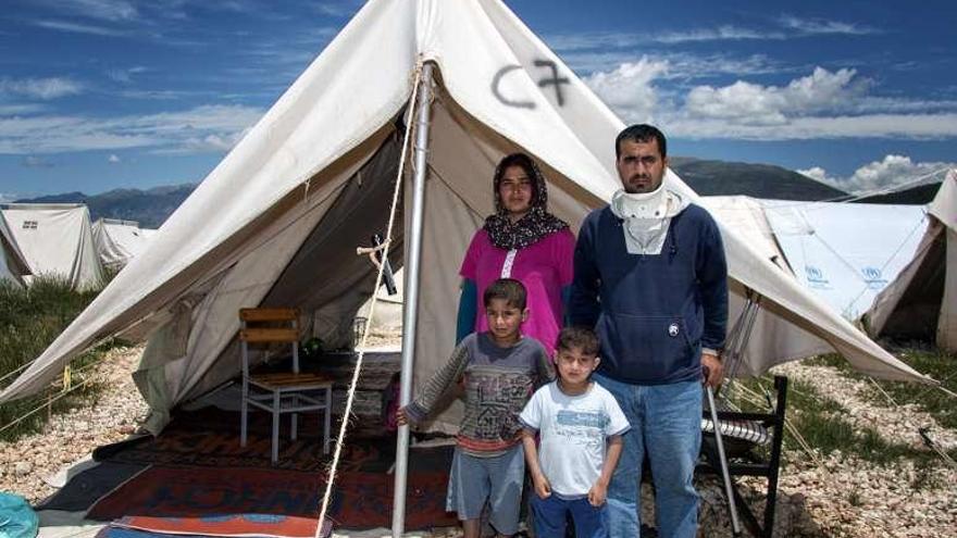 Los pequeños Mudhafar y Ahmed, con su familia.