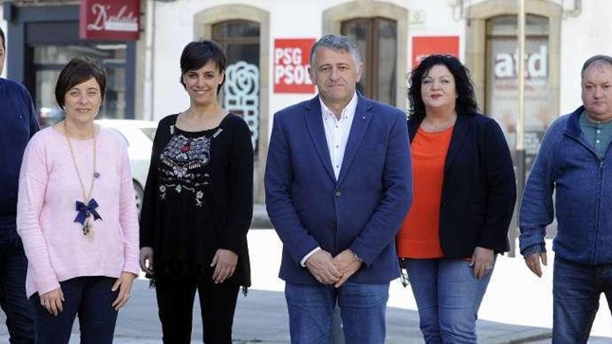 Brey, García, Pena, Cuíña, Peón y Rozados, delante de la sede socialista de Silleda