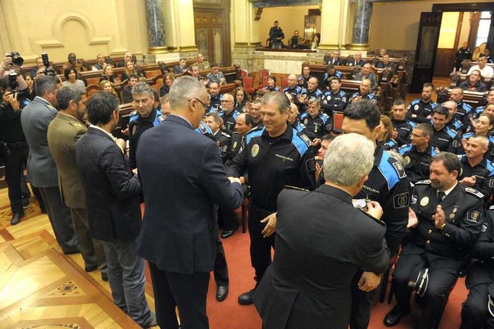 26 agentes reciben la medalla de permanencia por sus 30 años de servicio, funcionarios del cuerpo jubilados durante el 2016 fueron condecorados y otros 6, medalla a la trayectoria profesional ejemplar