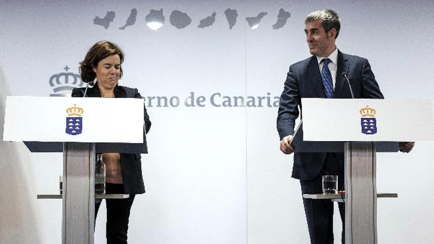 Soraya Sáenz de Santamaría y Fernando Clavijo en marzo de 2017.