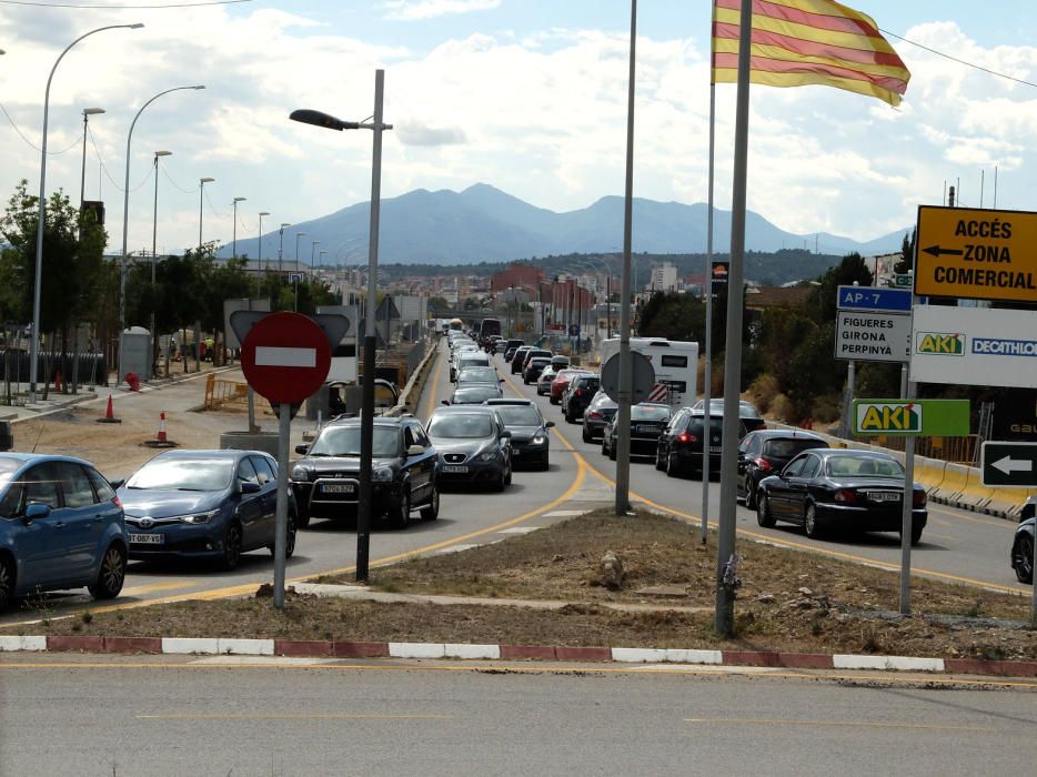 Retencions i cues a l'entrada de Figueres i la Jonquera