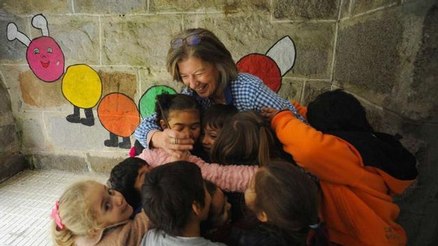 Alumnos se despiden de una profesora en una escuela unitaria de Vilagarcía. | Iñaki Abella