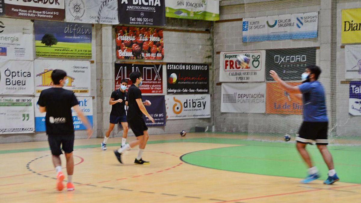 Un entrenamiento de la plantilla del Bueu Atlético en el pabellón Pablo Herbello.