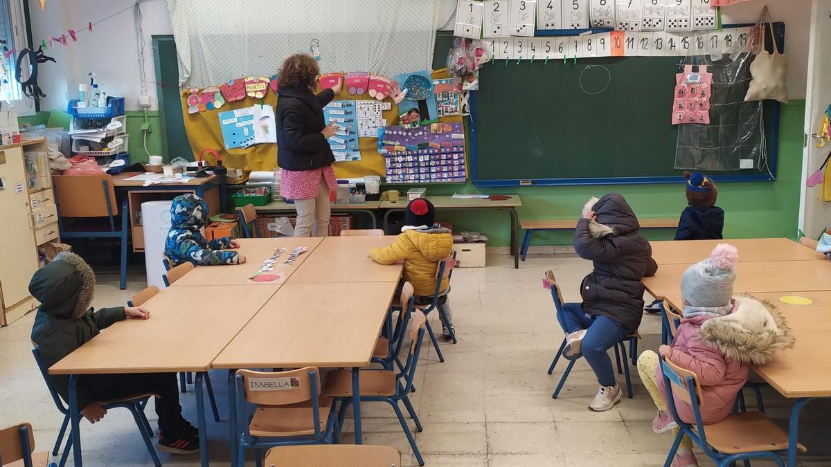 Alumnos de educación Infantil asisten a clase con abrigos y gorros.