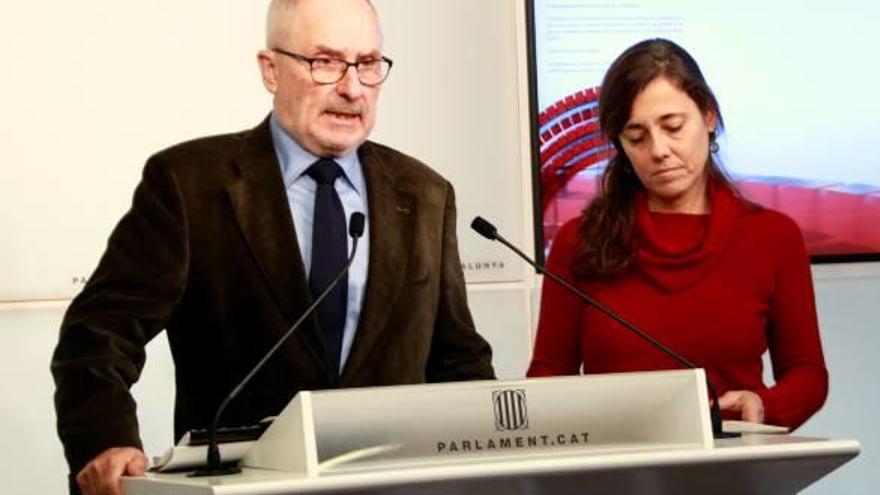 Rafel Ribó i Maria Jesús Larios, ahir, al Parlament de Catalunya.