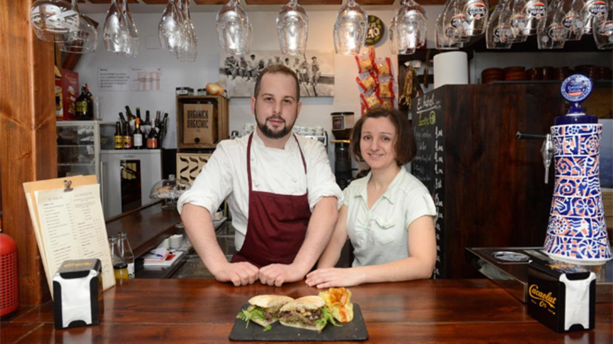 Rubén Ruiz y Cristina Coromí, en el microrrestaurante La Taverna dels 11