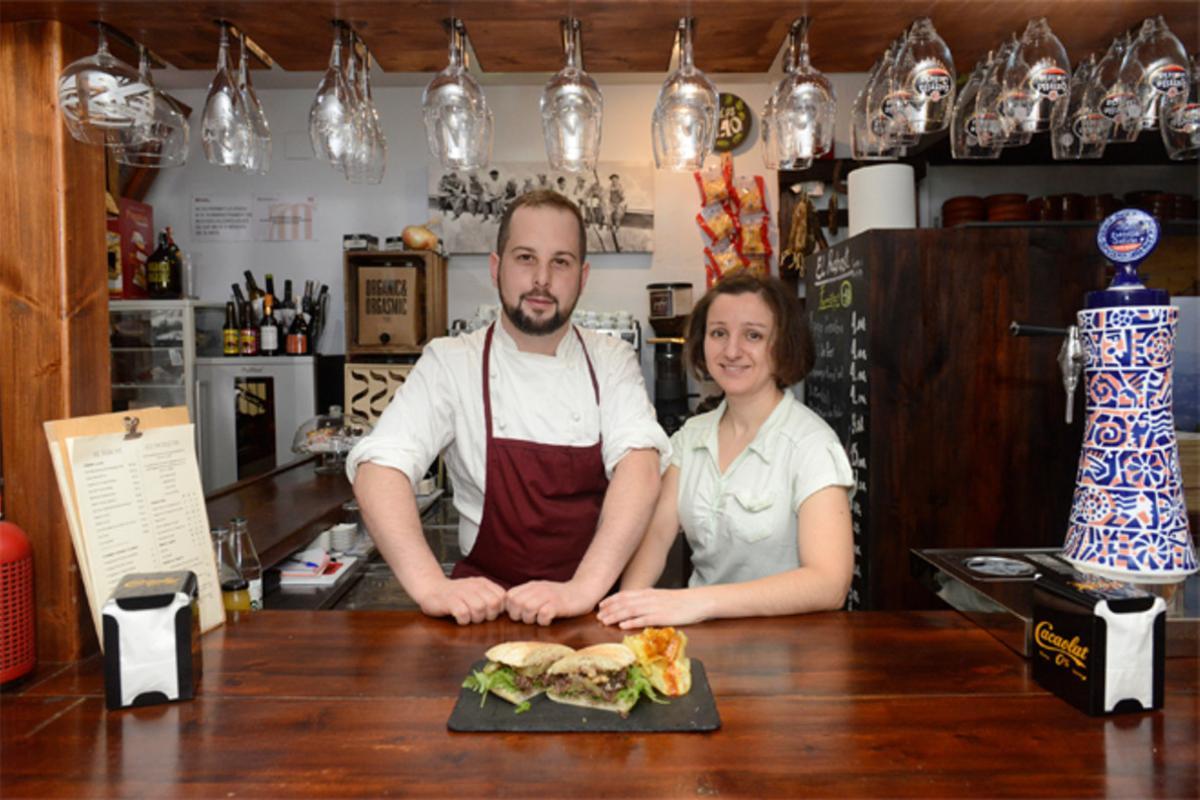 Rubén Ruiz y Cristina Coromí, en el microrrestaurante La Taverna dels 11. Rubén Ruiz y Cristina Coromí, en el microrrestaurante La Taverna dels 11.