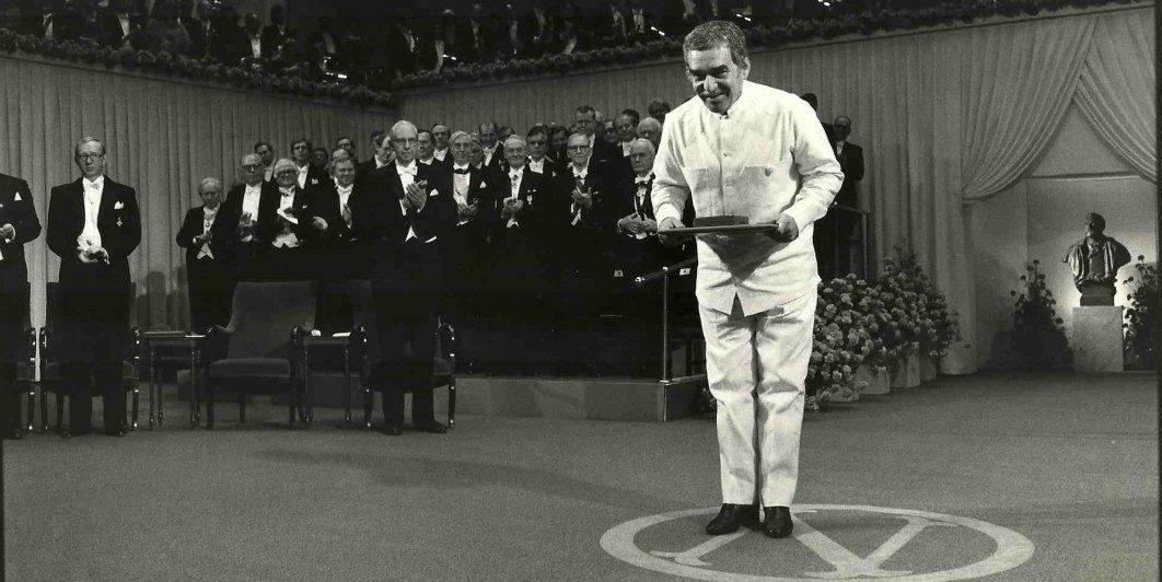 García Márquez, recibiendo su premio en la ceremonia de entrega de los Premios Nobel en diciembre de 1982.