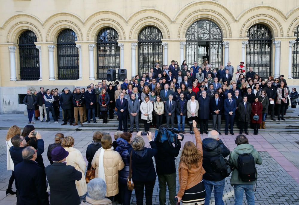 Concentración contra la violencia machista ante la Presidencia del Principado