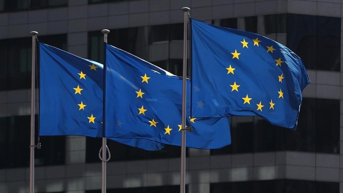 Banderas de la UE ondean en el exterior de la sede de la Comisión Europea en Bruselas.