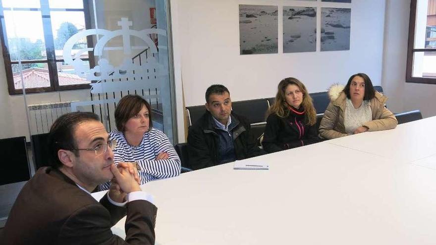 Jesús Bordás, a la izquierda, ayer, con los padres en Colombres.