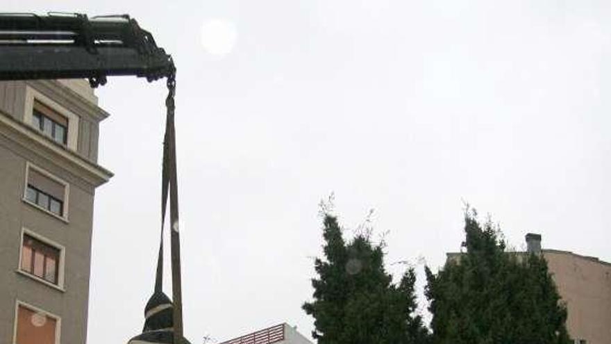 Retirada de la estatua, en enero de 2010. / eduardo vicente