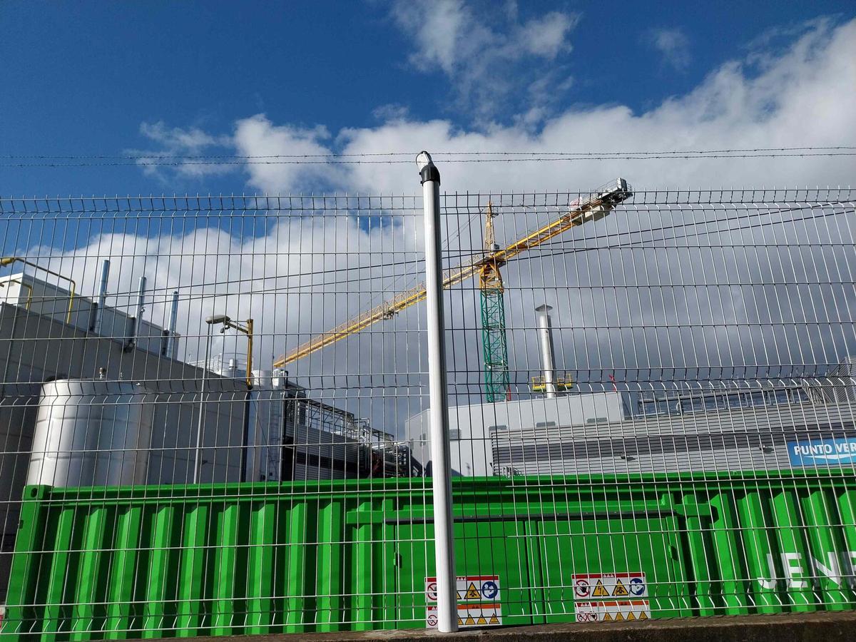 Una grúa en las instalaciones de ICFC, en una imagen de ayer.