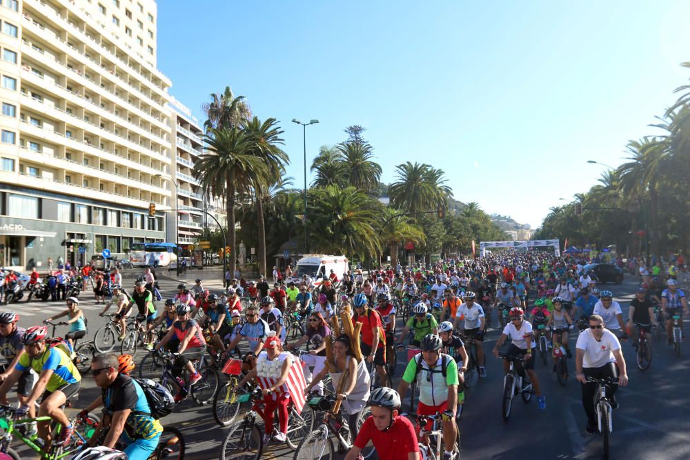 Miles de malagueños participan en la actividad de la Semana Europea de la Movilidad, tomando la salida en el Paseo del Parque