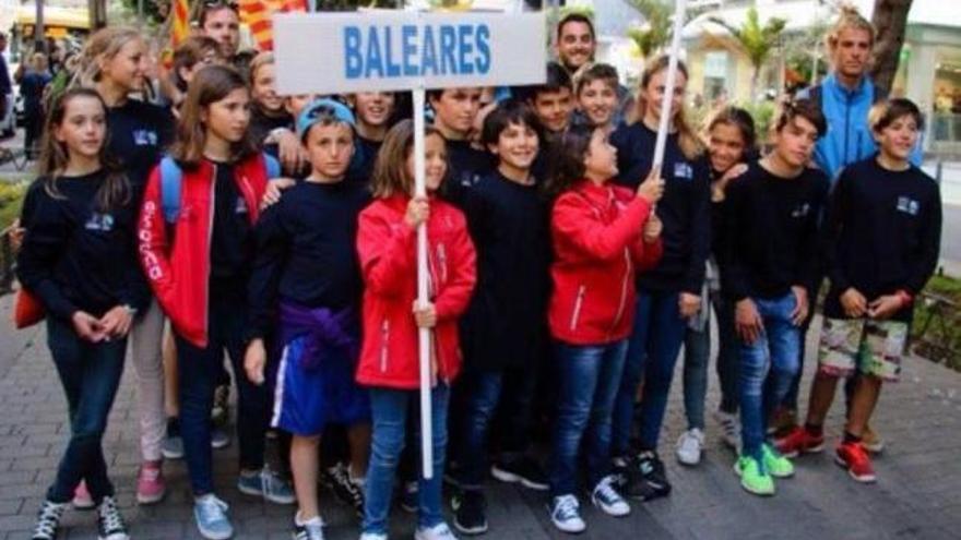 Los regatistas baleares, durante el desfile.