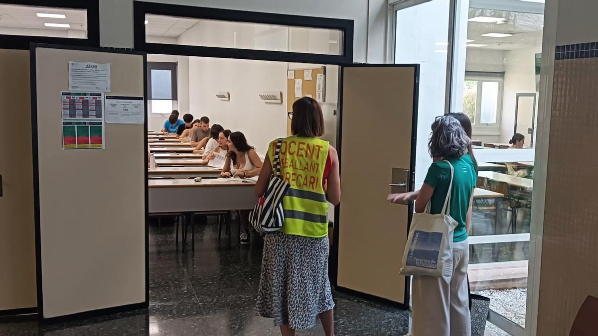 Profesores observan a los alumnos con prendas alusivas a la huelga.