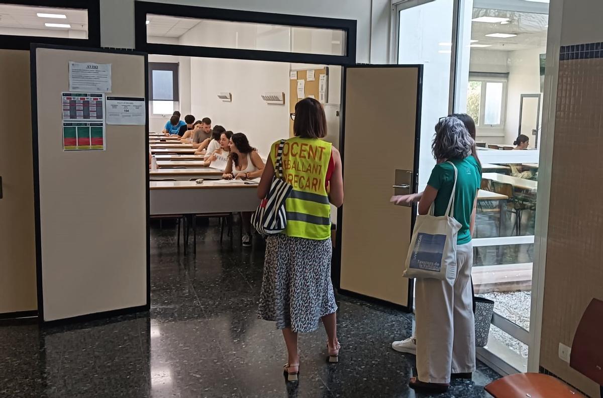 Profesores observan a los alumnos con prendas alusivas a la huelga.