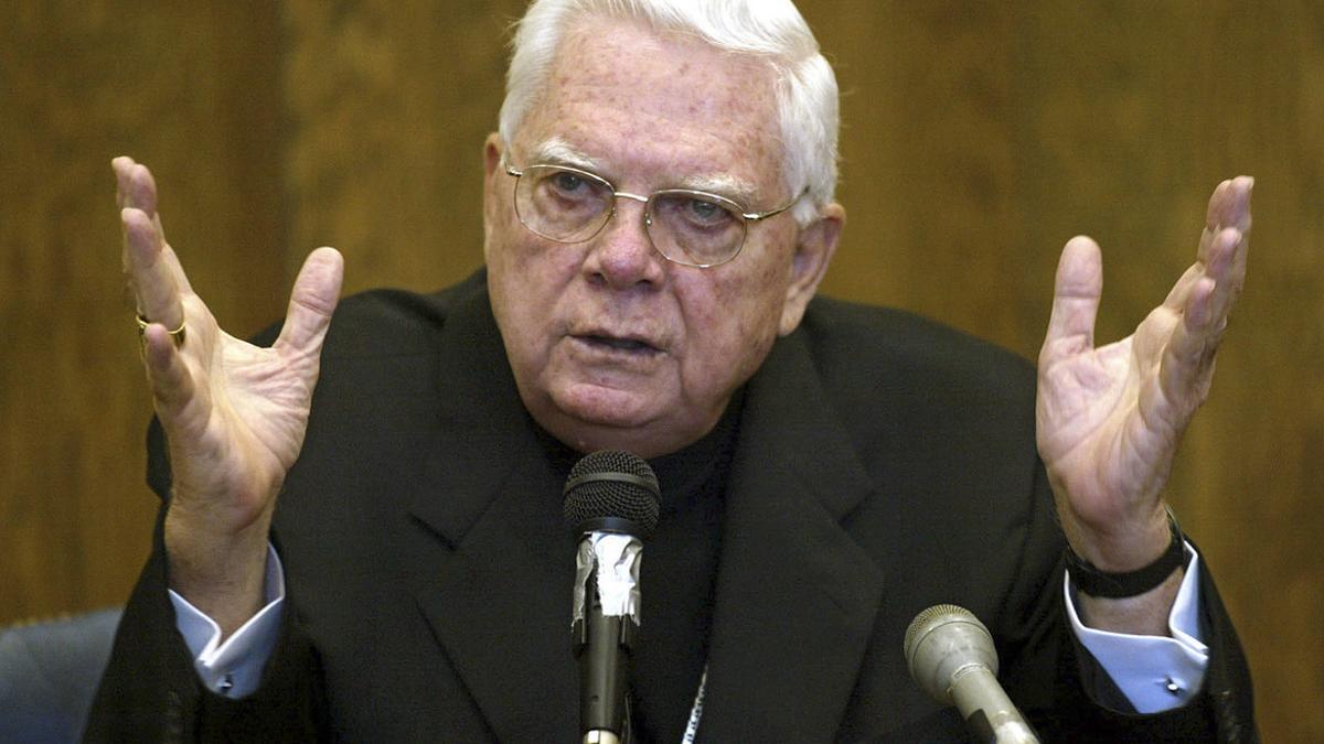 El cardenal Bernard Law, durante su declaración ante la justicia, en agosto del 2002 en Boston.