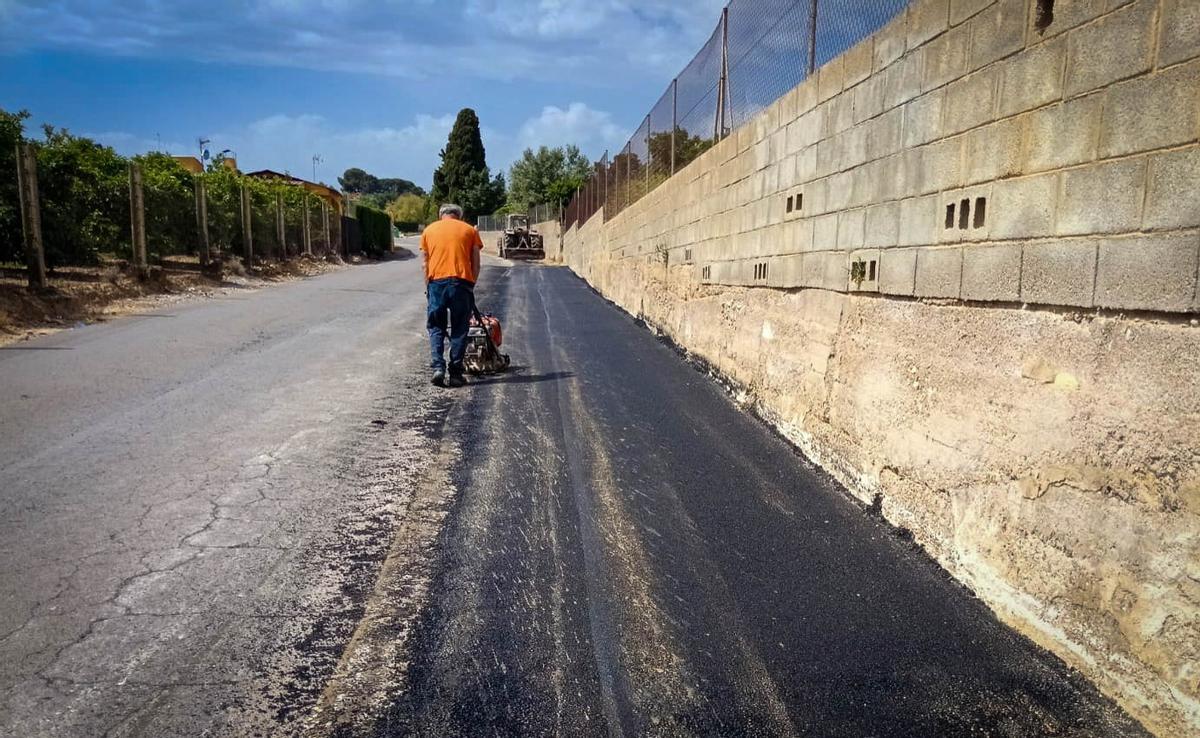 Los trabajos de asfaltado en uno de los caminos.