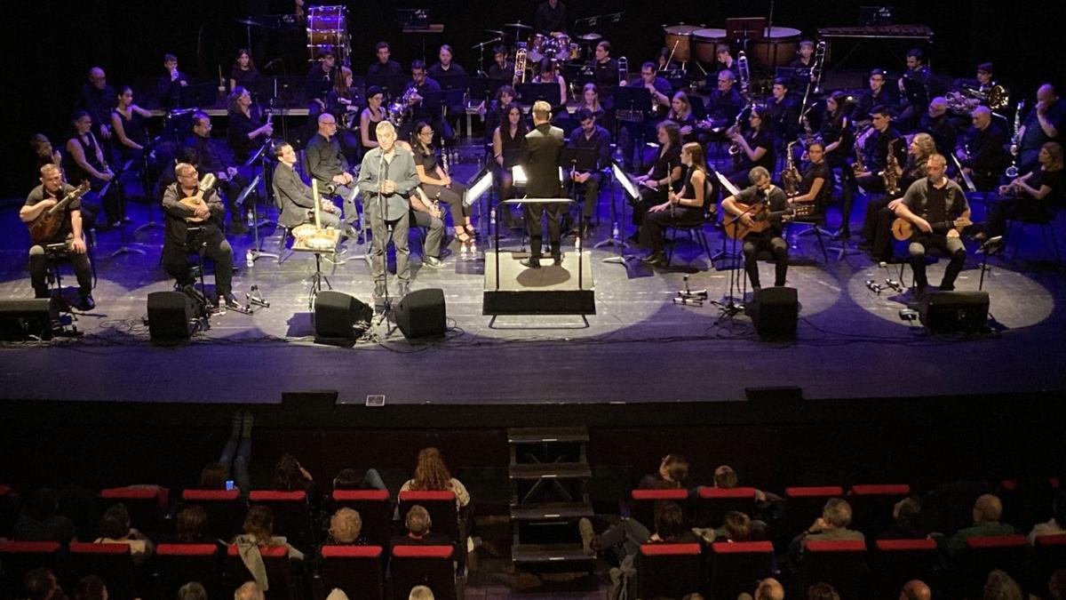 Un moment del concert que va omplir divendres el teatre Kursaal amb Pep Gimeno ‘Botifarra’ i la Banda de la Unió Musical del Bages | MEES