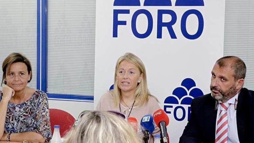 Cristina Coto, entre la alcaldesa de Gijón, Carmen Moriyón, y el presidente de la comisión de economía de Foro, Marcos Grana.