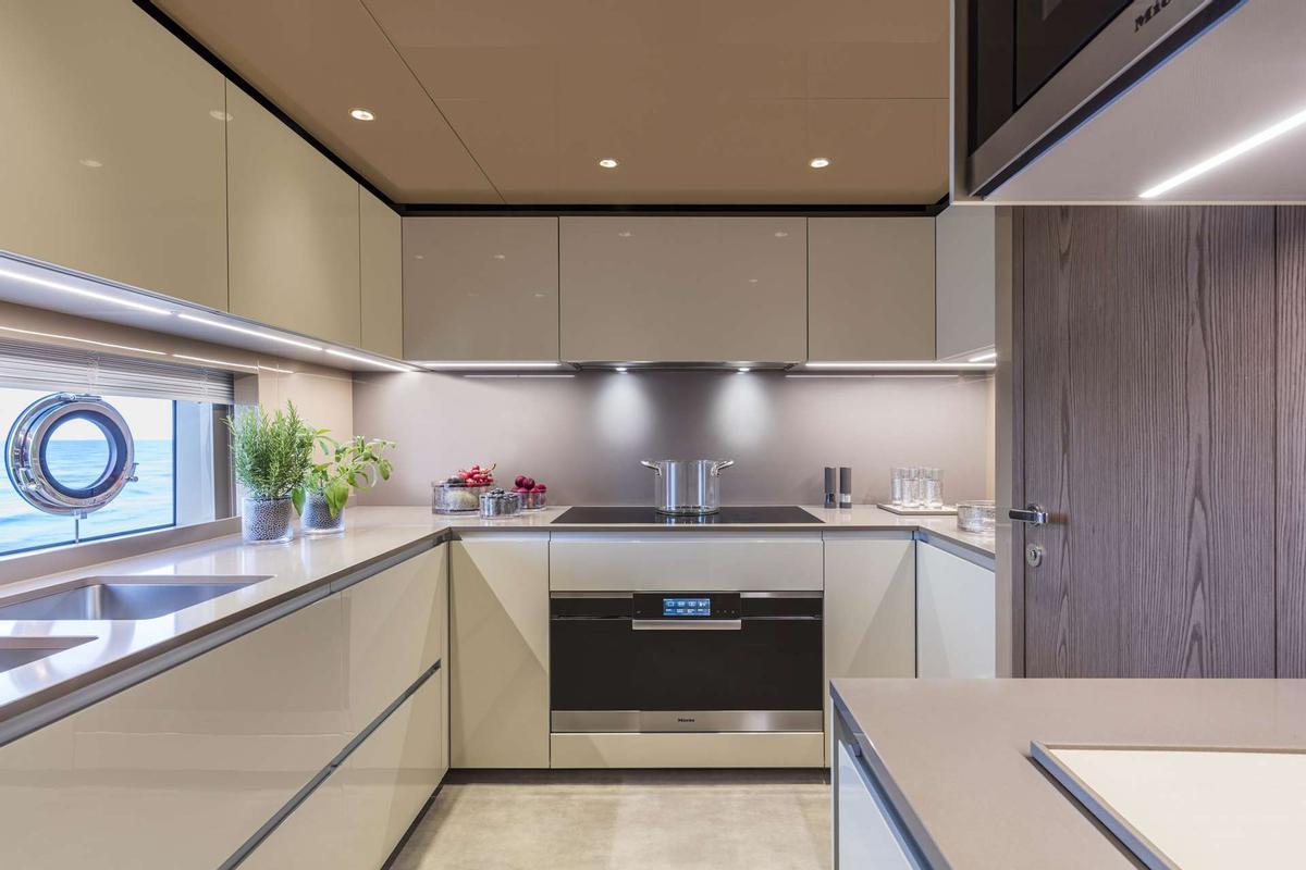 Imágenes de un yate de lujo Saetta 106 construído por Custom Line
