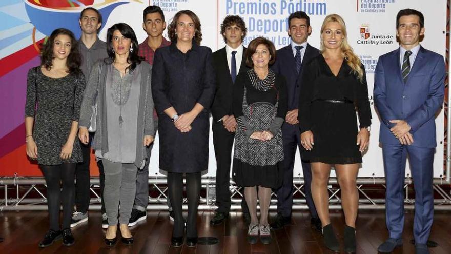 Foto de familia de los premiados por la Junta de Castilla y León.