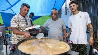 Dos paellas gigantes, 350 perritos calientes y 40 litros de sangría en el día grande de las fiestas de Aldea Moret en Cáceres
