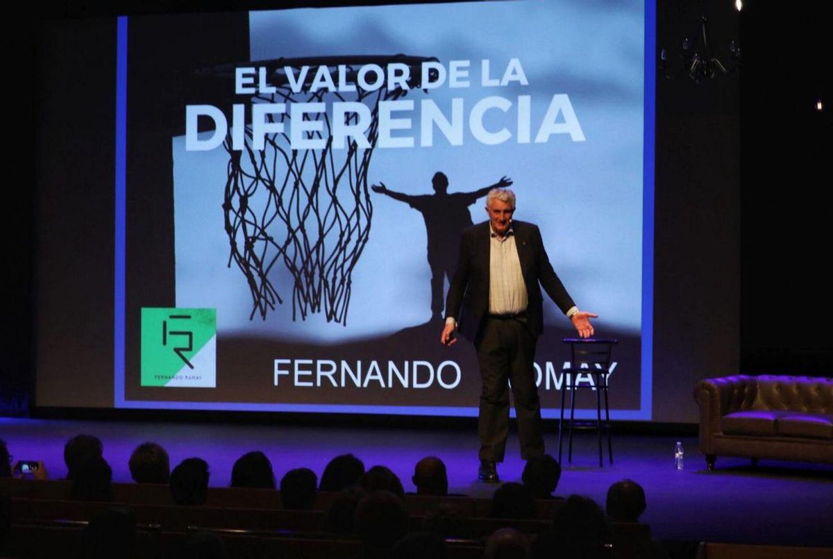 Fernando Romay, durante su charla en el congreso Ahora Ilusión. | ALBA PRIETO