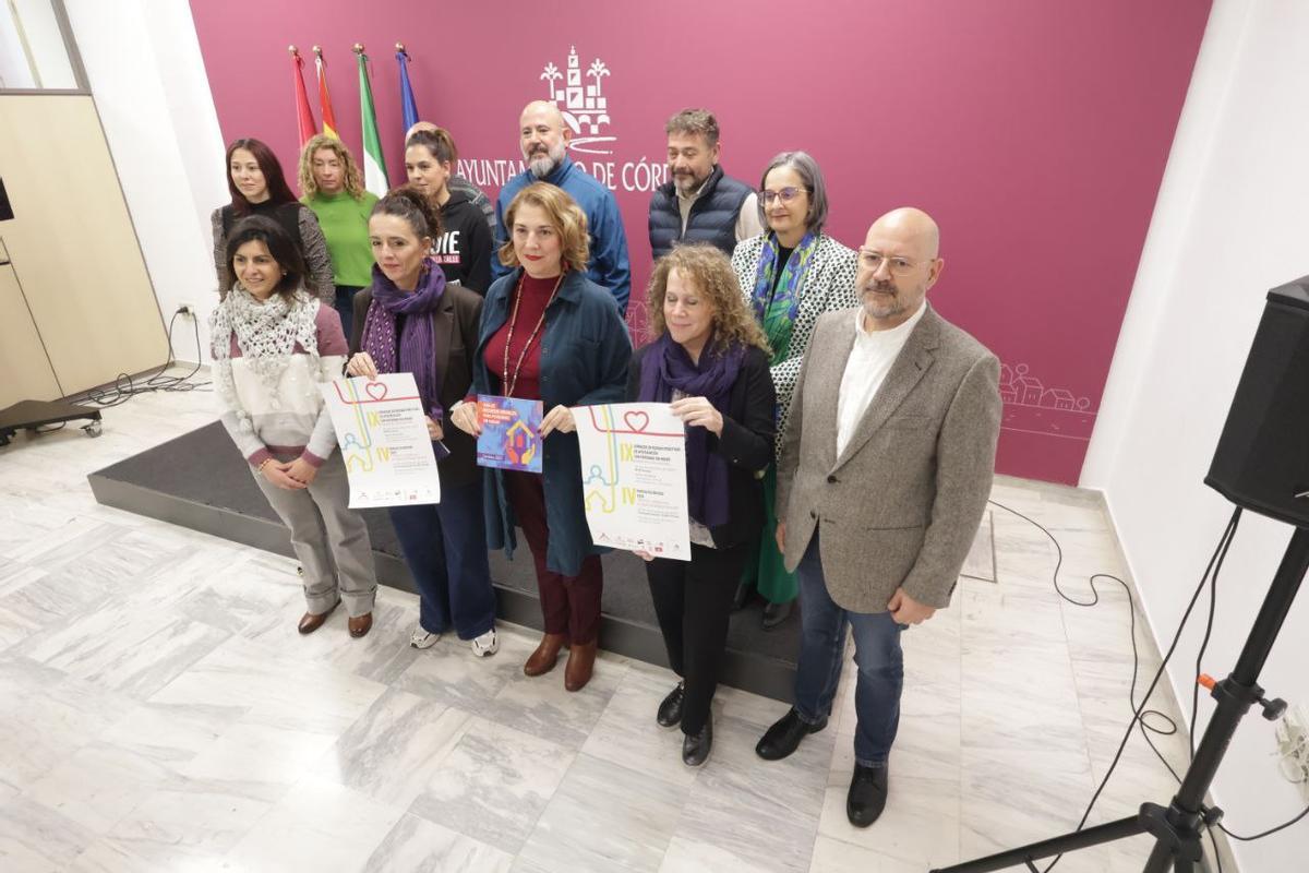 Eva Contador y Carmen Cruz, con representantes de distintas entidades de la Red Cohabita.