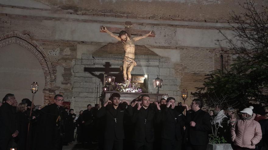 Toro, en brazos del Cristo del Amparo