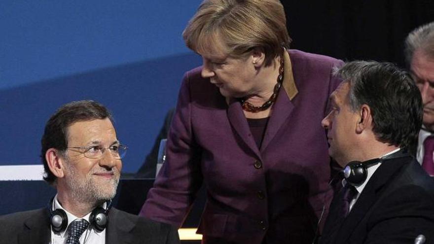 Rajoy charla con Merkel durante el cónclave conservador de Bucarest.