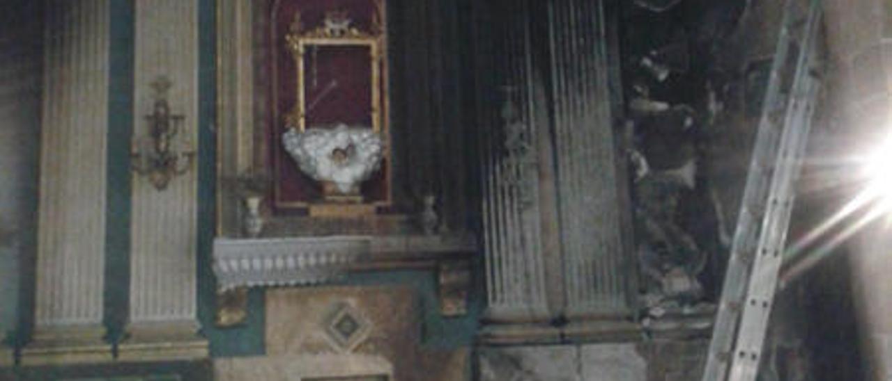 La iglesia de La Yesa lleva 20 días cerrada porque las velas quemaron un altar