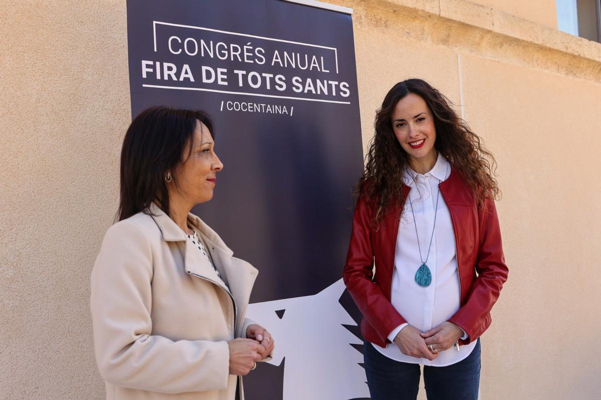 La concejal de Fira y la alcaldesa, en el exterior del recinto donde se celebran las jornadas.