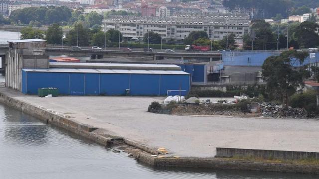 Explanada del relleno de A Pasaxe, con la vivienda del último residente en el centro. |   // CARLOS PARDELLAS