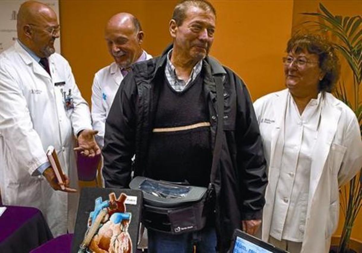 Eufemio García, darrere d’un prototip de cor artificial, dilluns, a l’Hospital de Bellvitge. Eufemio García, darrere d’un prototip de cor artificial, dilluns, a l’Hospital de Bellvitge.