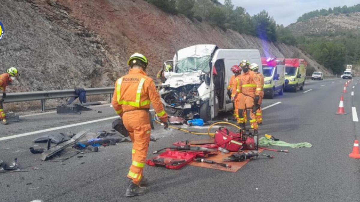 Imagen del estado en el que ha quedado la furgoneta implicada en el choque.