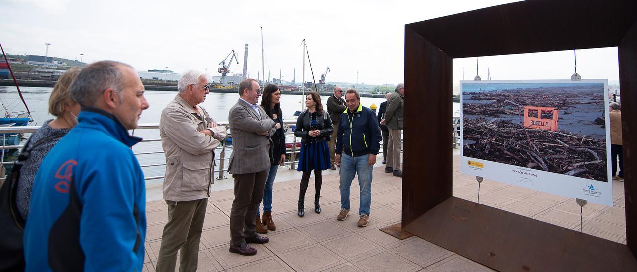 Inauguración de la exposición &quot;Tu Huella&quot;, ayer, en el paseo de Manuel Ponga.