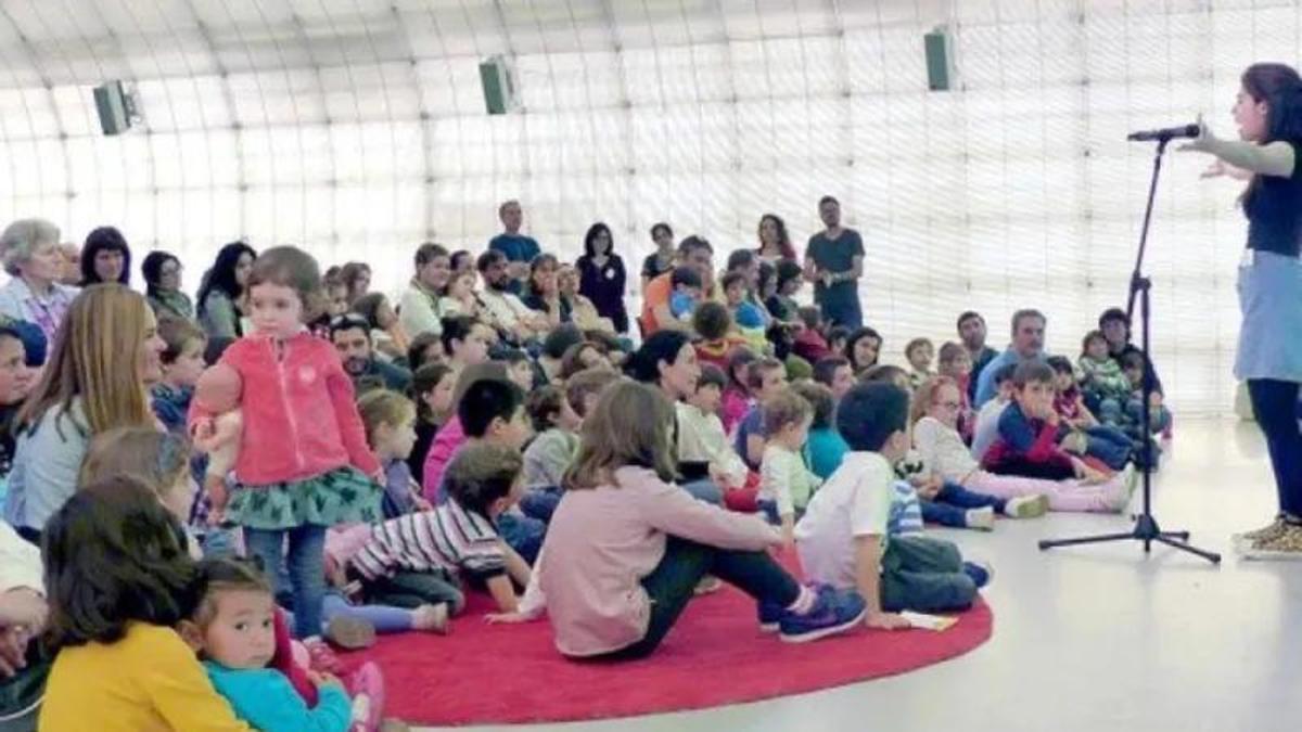 Niños en una sesión de cuentacuentos.