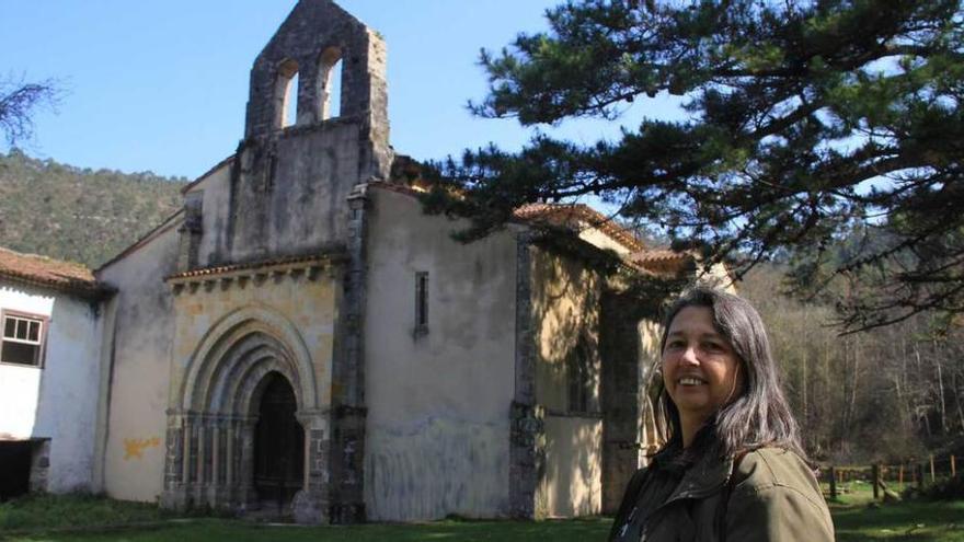 Marisa Elviro, junto a la iglesia de San Antolín de Bedón.