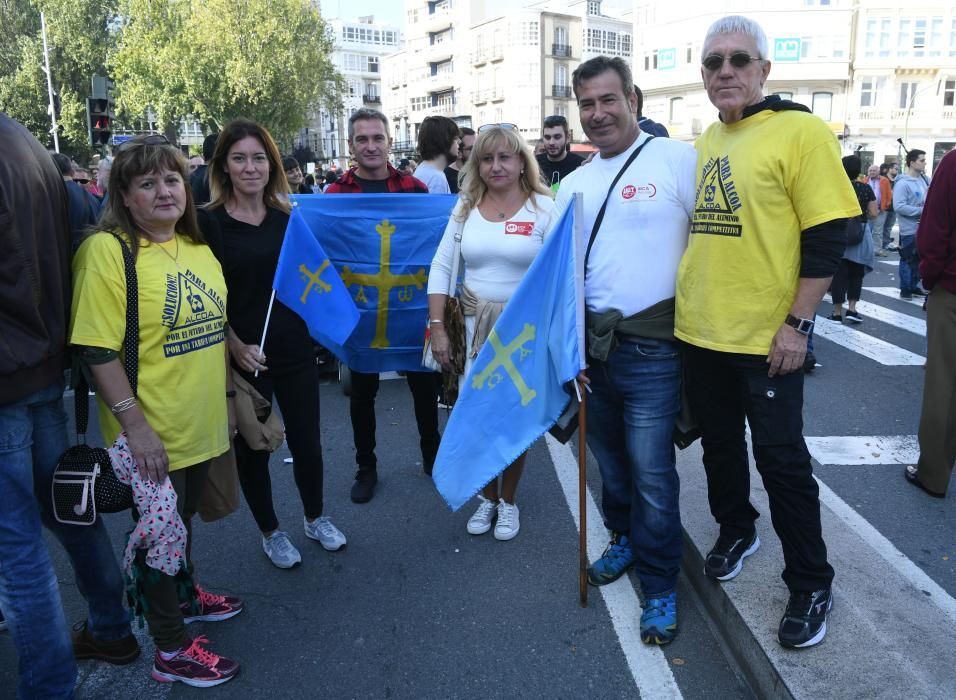 La concentración, que partió de A Palloza hacia la Delegación del Gobieno, contó entre sus asistentes con trabajadores de la planta en Avilés y miembros de la Corporación municipal.