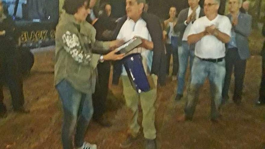 La secretaria del colegio recibiendo una placa, el sábado en A Grela.