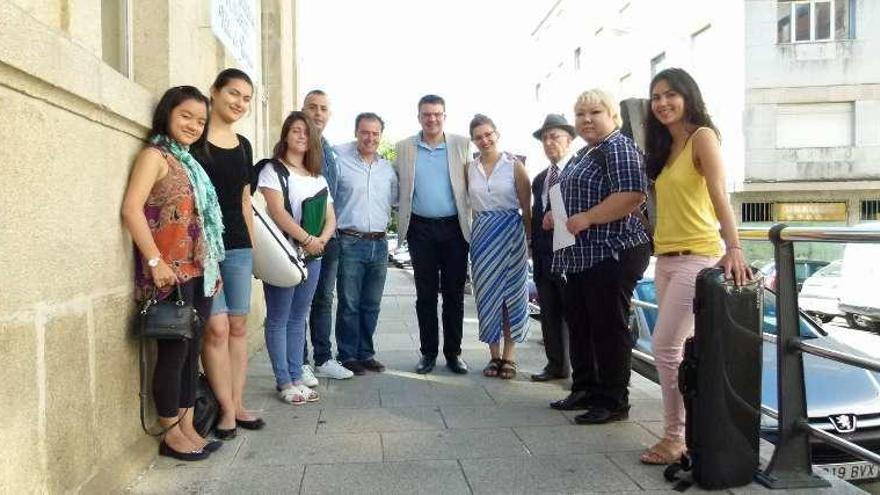 Alumnas con su profesor; Groba padre e hijo y el director del conservatorio. // D.P.