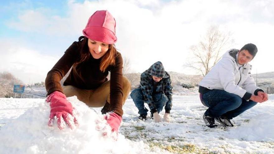 Niños jugando con la nieve en A Lama // GUSTAVO SANTOS